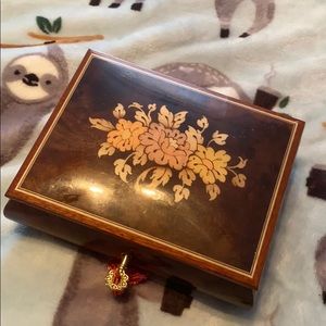 Antique musical jewelry box made it Italy